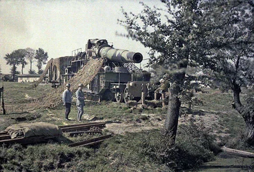 Franska soldater kamouflerar en 370 mm järnvägspistol med inskriptionen Keity, Noyon, Oise, Frankrike, 5 september 1917 (autokrom)